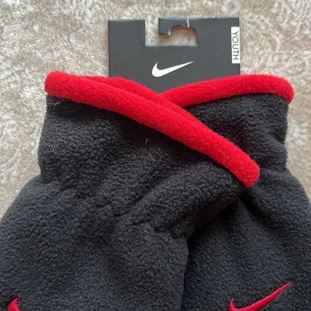 Brand New Nike Boys Black & Red Fleece Winter Gloves Sporty Embroidered Swoosh